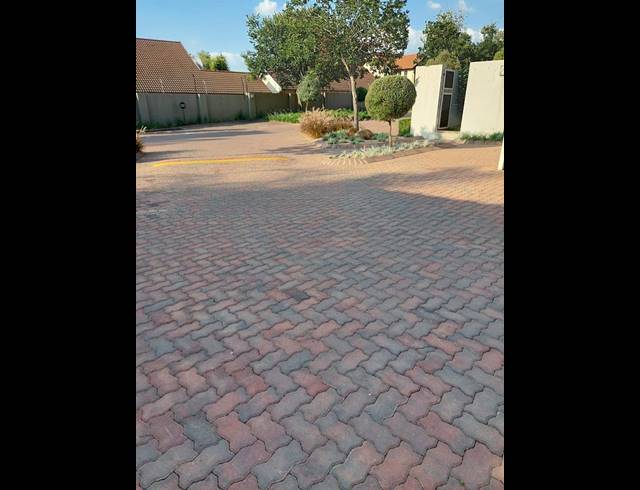 2 BEDROOM APARTMENT FOR SALE IN SUNNINGHILL